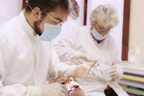 深圳拜博口腔牙齿矫正费用明细,金属、隐形牙套各多少钱?